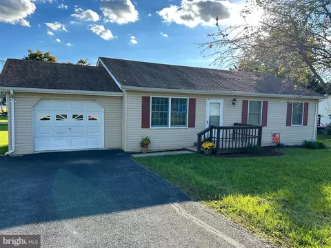 60 Putnam Dr, Inwood, WV 25428