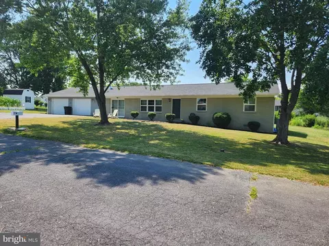 215 Knoll Dr, Martinsburg, WV 25405