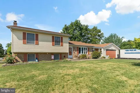 1596 E Nadenbousch Ln, Inwood, WV 25428