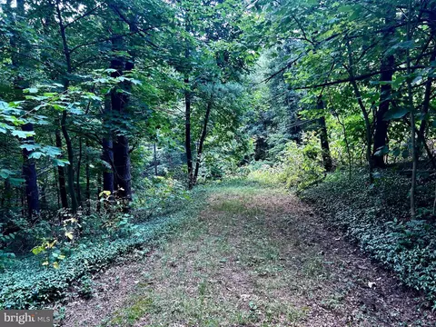 10 County Route 2/3, Hedgesville, WV 25427