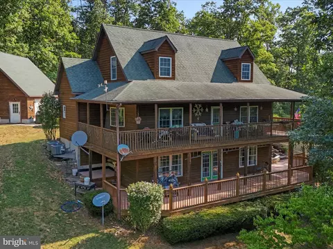 856 Lamplight Rd, Inwood, WV 25428
