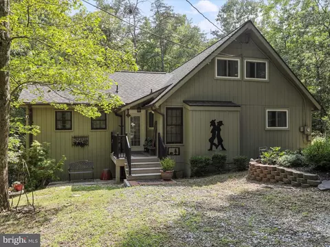 86 Aurora Borealis Ln, Hedgesville, WV 25427