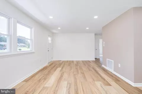 Living - 41 Muse St, Falling Waters, WV 25419 photo 5 of 6