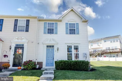 39 Streamside Pl, Falling Waters, WV 25419
