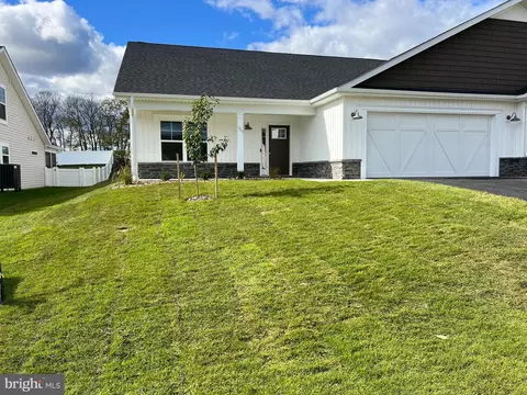 268 Dripping Spring Dr, Hedgesville, WV 25427