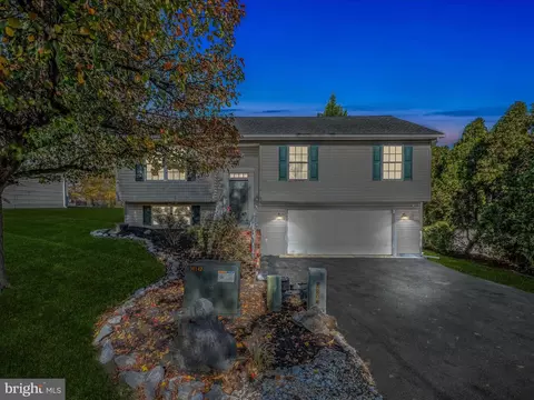 102 Artisan Way, Martinsburg, WV 25401
