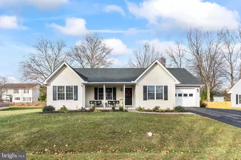 180 Ambler Ln, Falling Waters, WV 25419