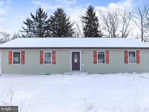 1872 Henshaw Rd, Bunker Hill, WV 25413
