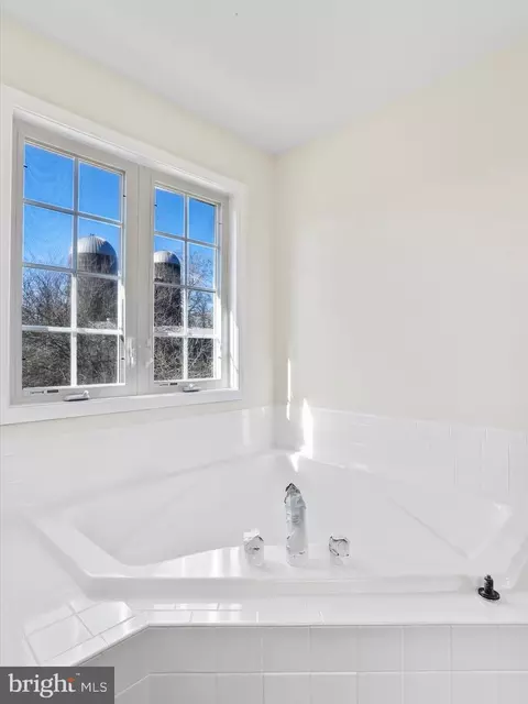 Bath - 77 Berkshire Dr, Falling Waters, WV 25419 photo 6 of 6
