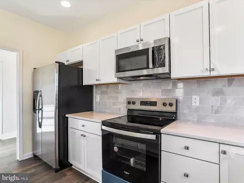 Kitchen - 77 Berkshire Dr, Falling Waters, WV 25419 photo 5 of 7