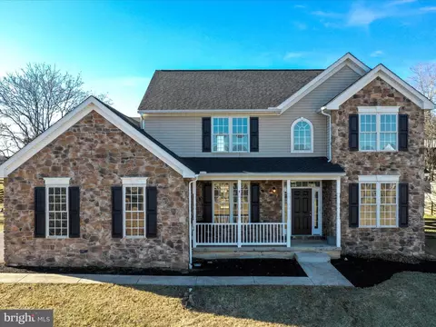 77 Berkshire Dr, Falling Waters, WV 25419
