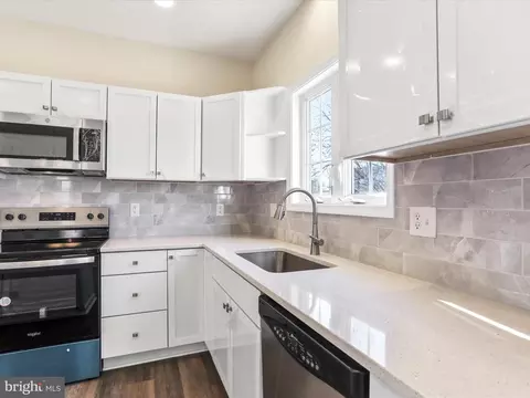 Kitchen - 77 Berkshire Dr, Falling Waters, WV 25419 photo 4 of 7
