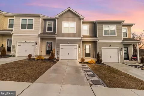 20 Dumsford St, Falling Waters, WV 25419