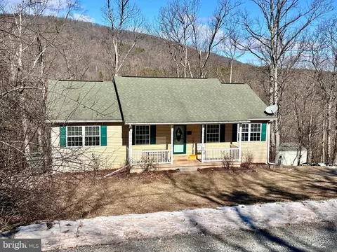 698 Pee Wee Ln, Hedgesville, WV 25427