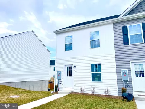 37 Snow Drop Ct, Kearneysville, WV 25430