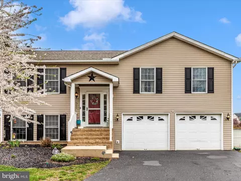 130 Oriole Ln, Falling Waters, WV 25419