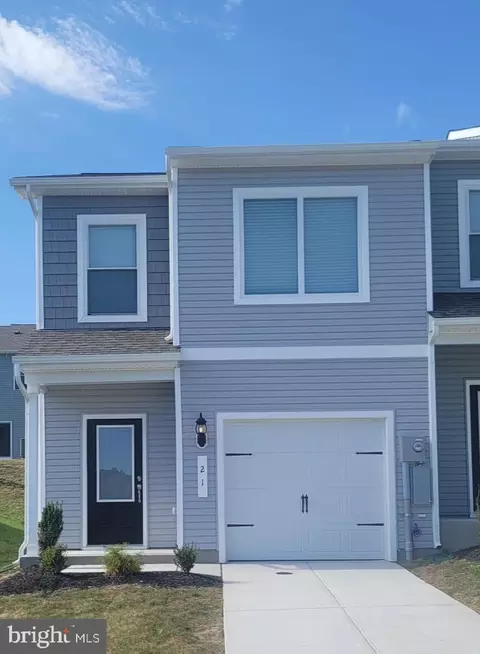 21 Paddington St, Falling Waters, WV 25419