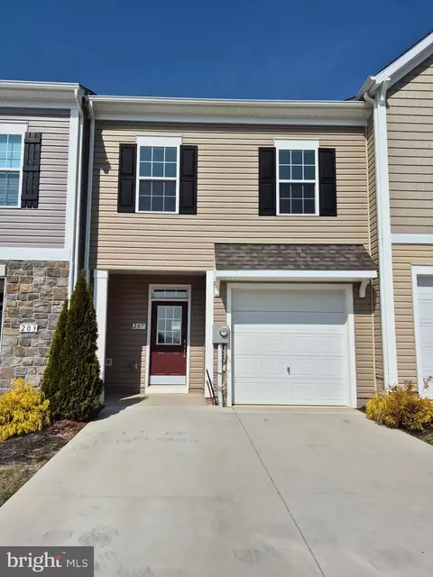 207 Charterhouse St, Falling Waters, WV 25419