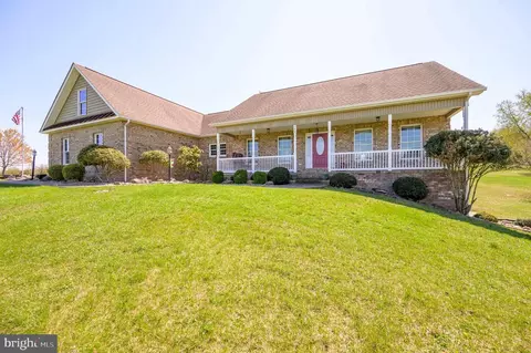 386 Stayman Dr, Falling Waters, WV 25419