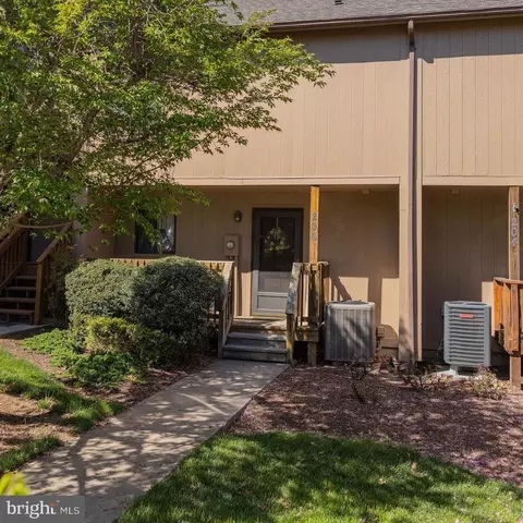 206 Fishhook Ln, Hedgesville, WV 25427