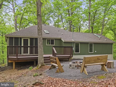94 Aurora Borealis Ln, Hedgesville, WV 25427