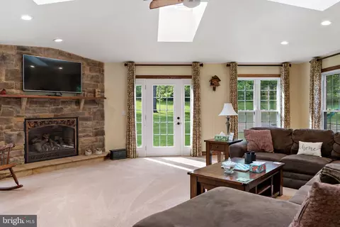 Living - 134 Tufts Ln, Falling Waters, WV 25419 photo 3 of 5