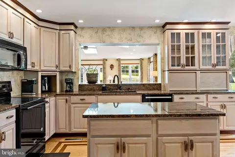 Kitchen - 134 Tufts Ln, Falling Waters, WV 25419 photo 5 of 7