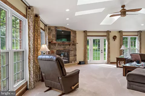 Living - 134 Tufts Ln, Falling Waters, WV 25419 photo 2 of 5