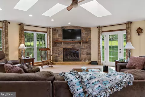 Living - 134 Tufts Ln, Falling Waters, WV 25419 photo 4 of 5