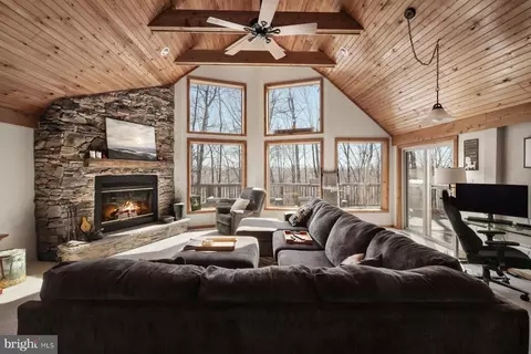201 Endless Summer Rd, Hedgesville, WV 25427