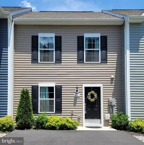 220 Scotch Pine Dr, Bunker Hill, WV 25413