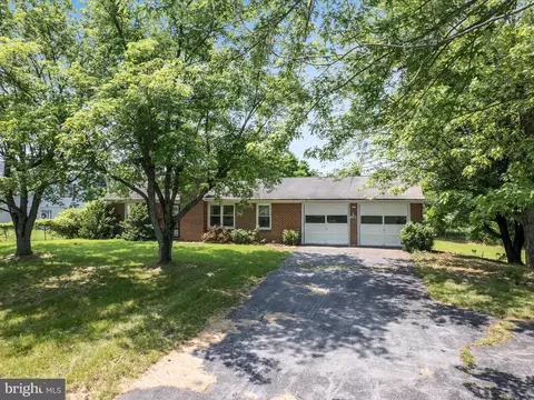 1306 Nadenbousch Ln, Martinsburg, WV 25405