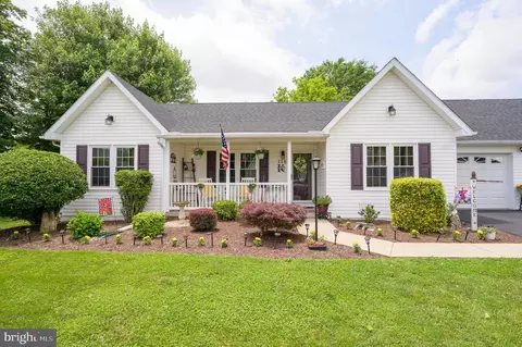 158 Pembroke Ln, Falling Waters, WV 25419
