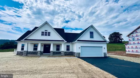 81 Lauder Dr, Martinsburg, WV 25403