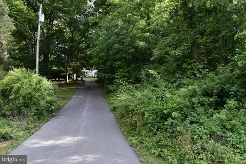 30 Stephanies Pl, Falling Waters, WV 25419