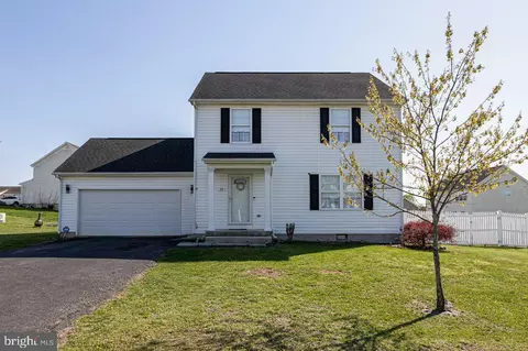 32 Huttons Vireo Dr, Martinsburg, WV 25405