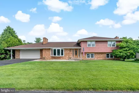 319 Hermitage Dr, Martinsburg, WV 25405