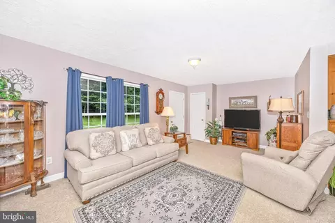 501 Macintosh Dr, Falling Waters, WV 25419 photo 2