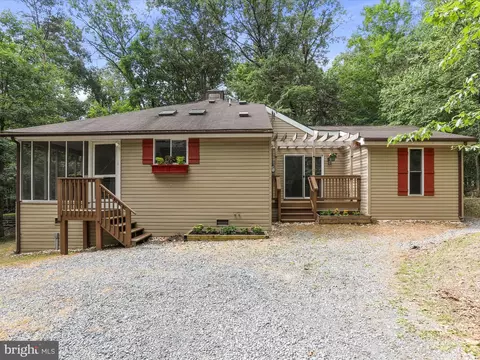61 Shawnee Trl, Hedgesville, WV 25427