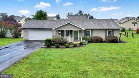345 Close Dr, Martinsburg, WV 25404