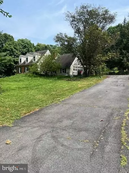 51 Moore Ln, Falling Waters, WV 25419