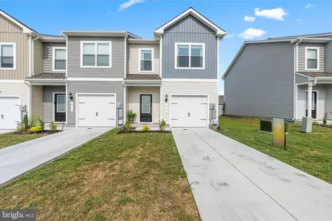 89 Cramsford St, Falling Waters, WV 25419
