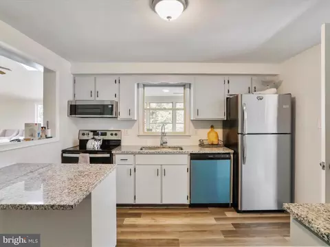 Kitchen - 999 Aspero Ln, Falling Waters, WV 25419 photo 2 of 2