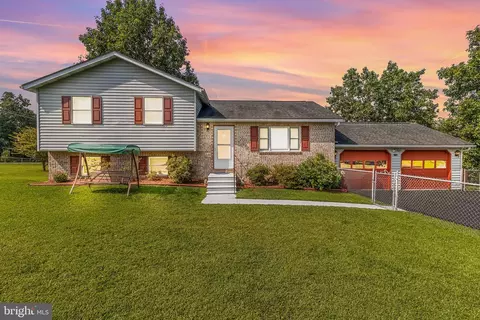 18 Whispering Pine Dr, Bunker Hill, WV 25413