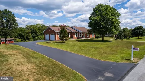 22 Ireland Dr, Falling Waters, WV 25419