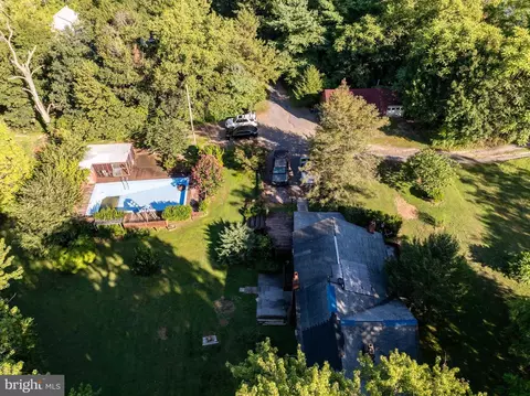 91 Stehley Ln, Falling Waters, WV 25419