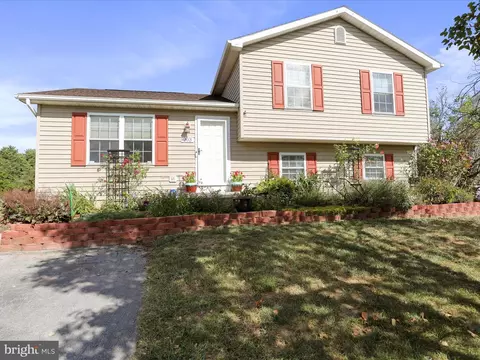 203 Universe Dr, Martinsburg, WV 25404
