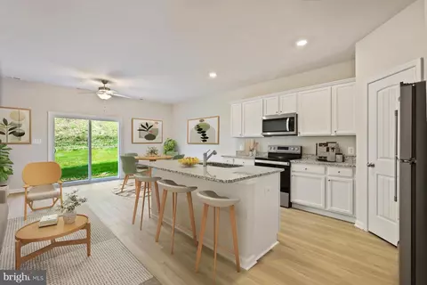 72 Paddington St, Falling Waters, WV 25419