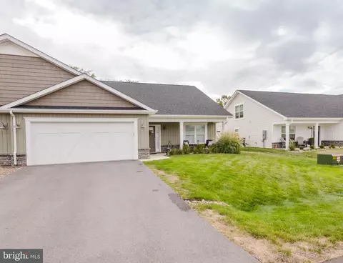 716 Dripping Spring Dr, Hedgesville, WV 25427