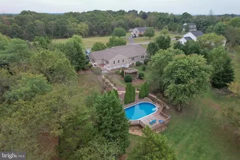 162 Robins Ln, Falling Waters, WV 25419